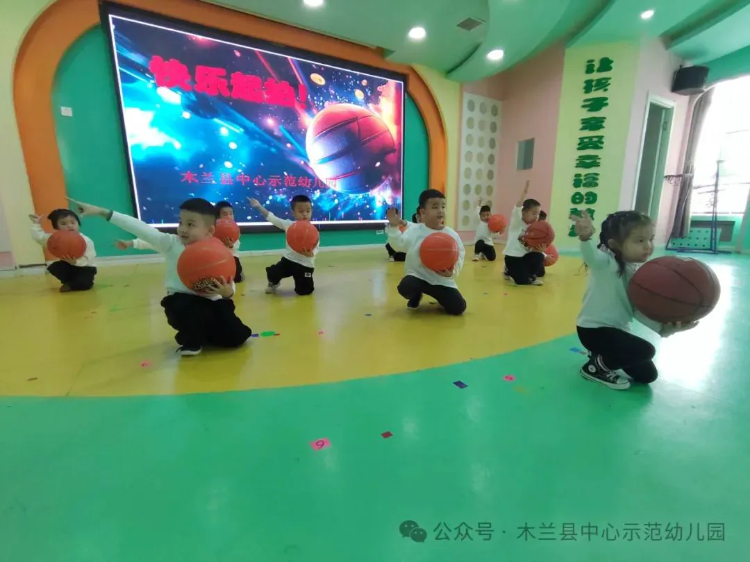如何根据篮球比赛的不同阶段调整力量训练强度？_0