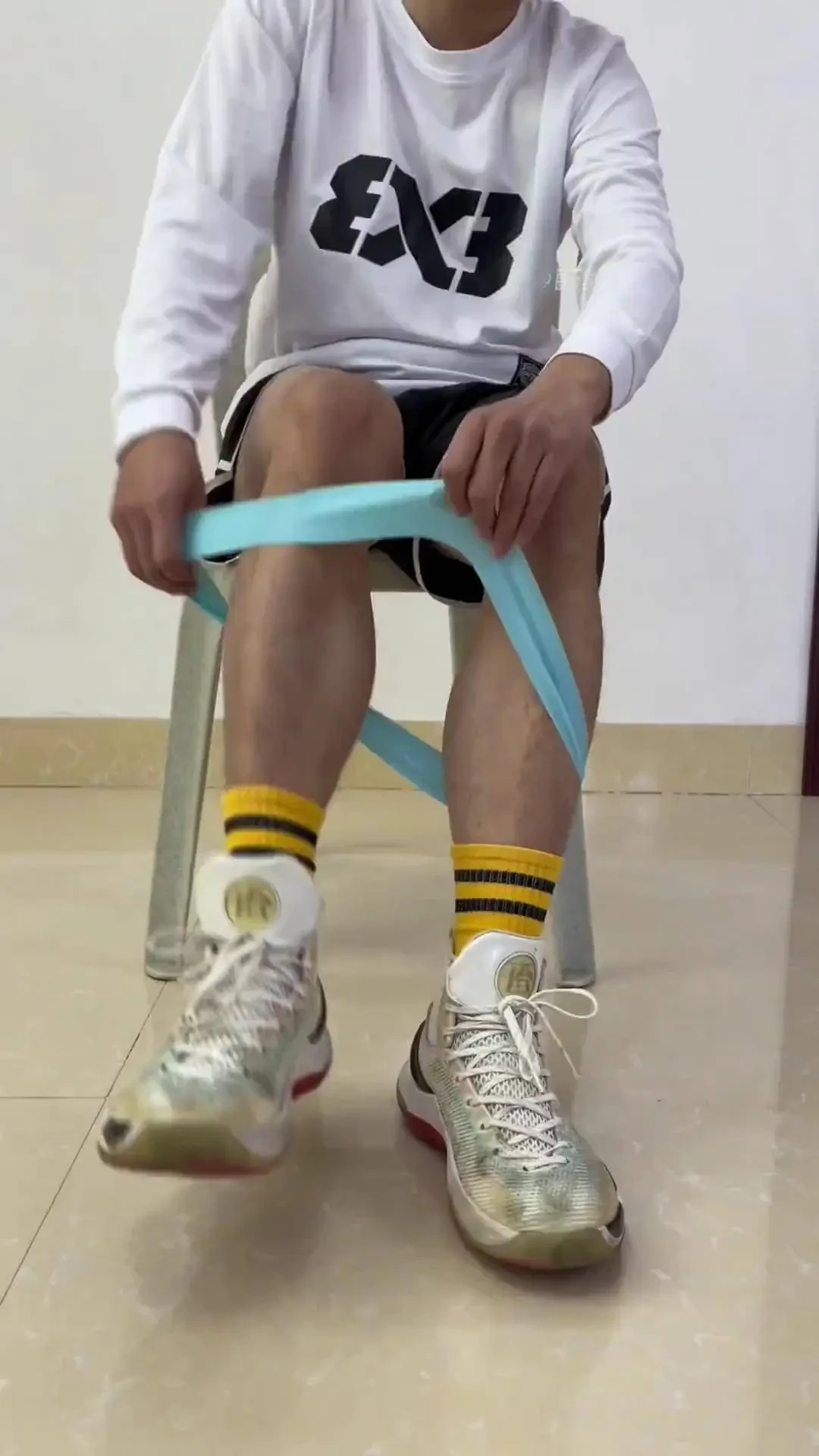 借助阻力带工具增强篮球训练效果